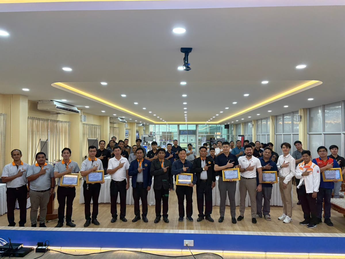 ทีมสมบัติวิศวกรรมรับใบประกาศในงานอุตสาหกรรมแอร์